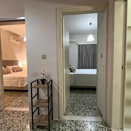 Nikos Apts & كيري