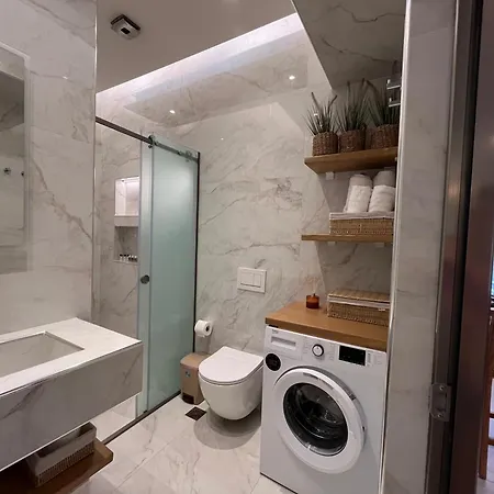 Nikos Apts & شقة *